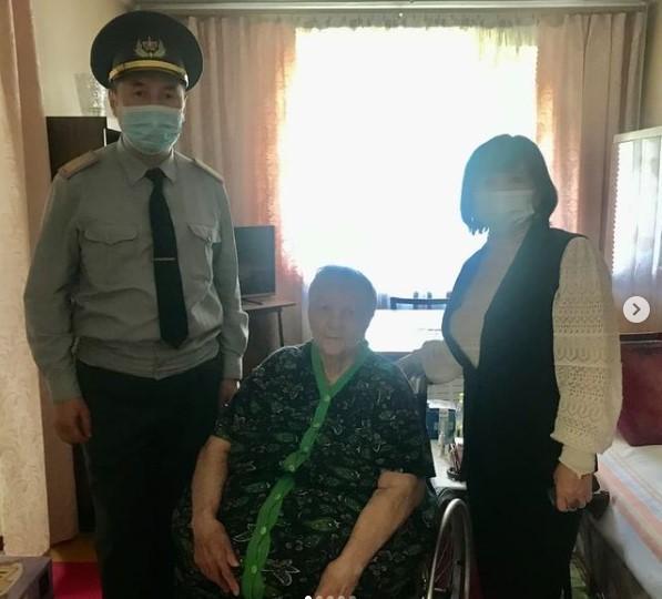  Тыл еңбегінің  ардагері Шкуренко Нина Васильевнамен бірге