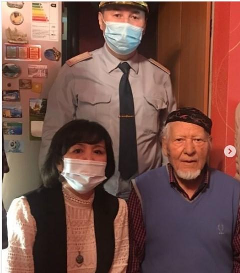 Еңбек ардагері, подполковник Мустафин Дүйсенмен бірге